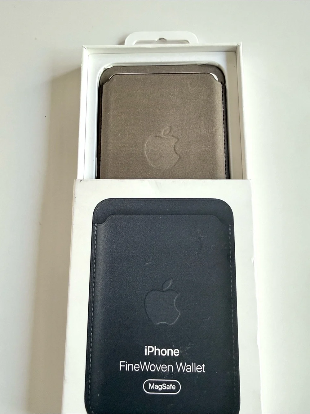 Apple iPhone Fine Woven Wallet MagSafe Brown